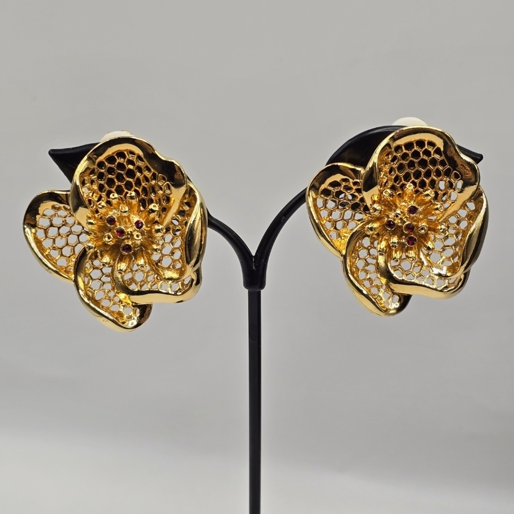 Vintage Ivana Trump Elegant Gold Flower Clip On Earrings